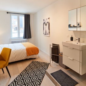 double bed room in a sunny style with private shower in a flatshare in Brussels
