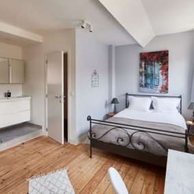 elegant double bedroom in a coliving space in brussels close to different points of interest