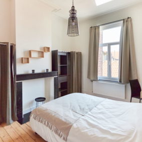 double bed room including a private shower in a fully refurbished house of 2019 for expats in Brussels