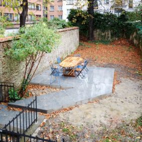 large garden and lovely terrace with blue chairs in a coliving space for expats in the hearth of Brussels