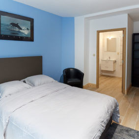 comfortable double bed room with private shower, toilet and sink for a cohabitant in the cardinal house