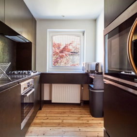 fully equipped kitchen with oven and microwave in a shared house in Brussels