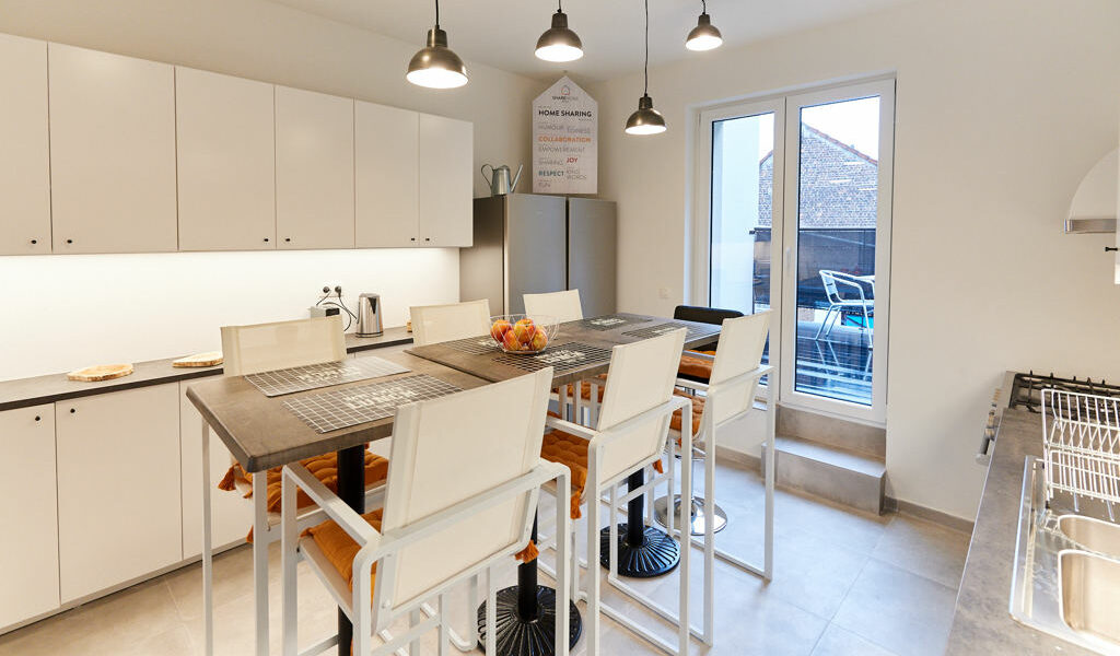 fully equipped kitchen with a design dining table in a fully refurbished house for expats in Brussels