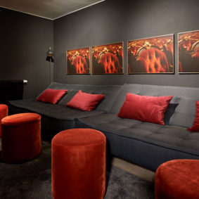 black and red design chilling room in a shared house for expats in Brussels