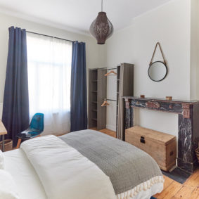 room with a double bed and private shower in coliving in Brussels close to different points of interest