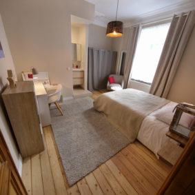 well-decorated room with a private bathroom in a shared house in Brussels close to the European Comission
