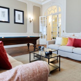 elegant living room comprising a billiard table in a cohousing space for internationals in Brussels