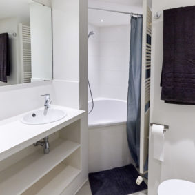 private shower in a comfortable room for a young professional moving to Brussels