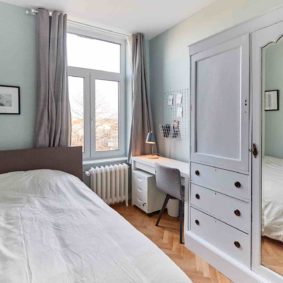 room with a comfortable double bed and private shower in a coliving in Brussels close to different points of interest