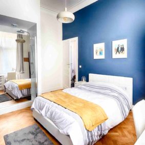 fully furnished comfortable room in the blue style with private shower in a community driven house for expats in Brussels