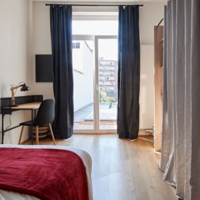 furnished bedroom designed with taste in a shared house for expats in Brussels