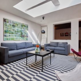 high-end well decorated living room with comfortable sofas in a couhousing space for expats in Brussels