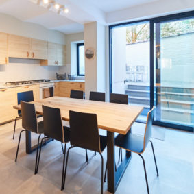 fully equipped kitchen in a fuly refurbished shared house for young professionals close to different points of interest