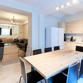 fully equipped and well designed kitchen in a shared house for expats in Brussels