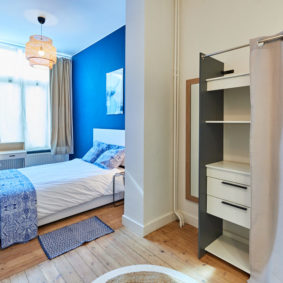 well decorated room in the blue style in a fully refurbished shared house for expats in Brussels