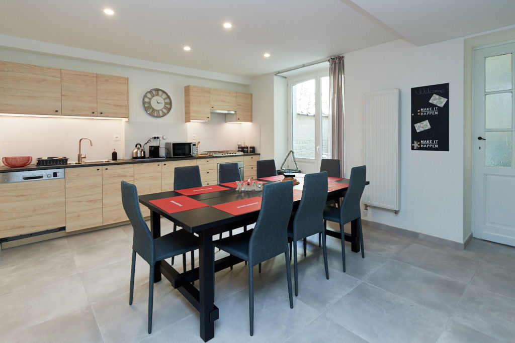 fully equipped kitchen with oven and microwave in a fully renovated house of 2019 in Brussels close to different points of interest