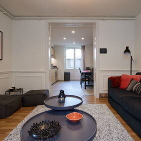 well decorated living room with quality sofas including a large screen TV with netflix in a shared house for expats in Brussels