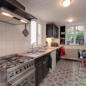 fully equipped kitchen in a shared flat for expats in Brussels close to the European Commission