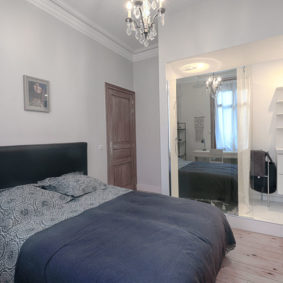 room decorated with style including a private shower in a fully renovated shared house for expats in Brussels