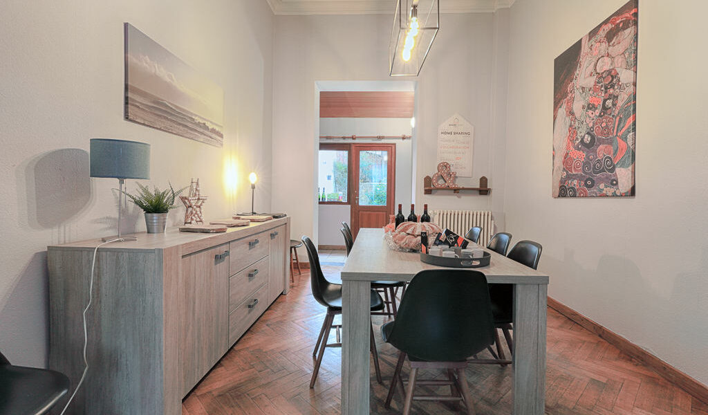 dining room in a fully refurbished mansion to rent in Brussels