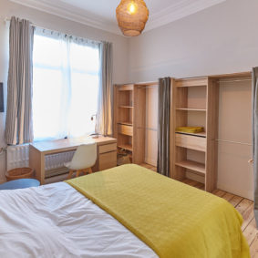 room with a sunny style including a private shower in a shared house for expats in Brussels