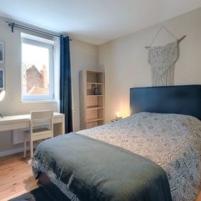 nice room decorated with taste in a shared house for expats close to the European Parliament