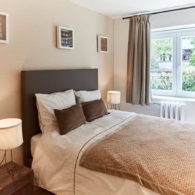 luminous room with a double bed including private shower and toilet for renting for young professionals in Brussels