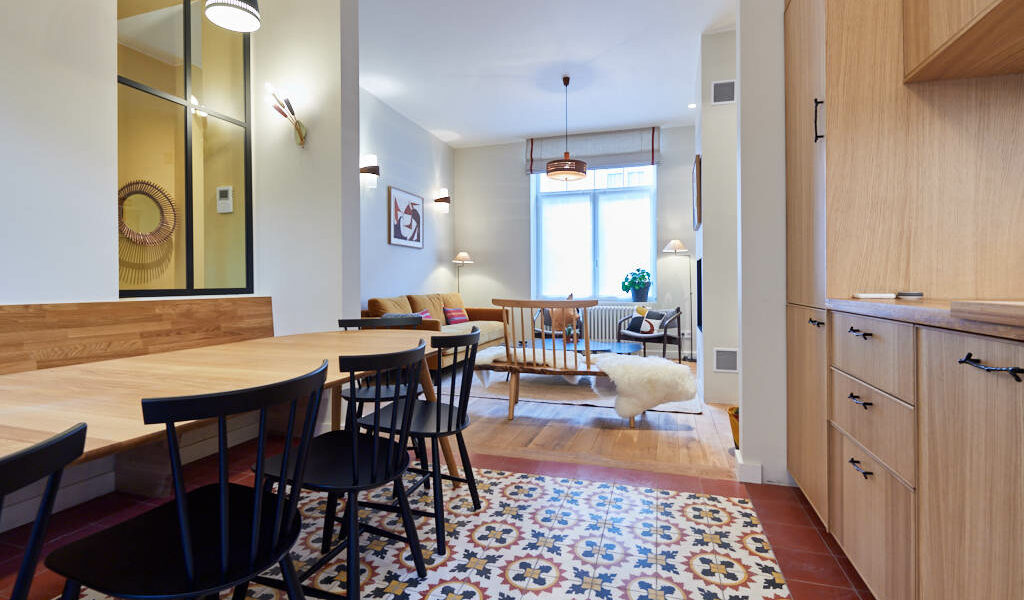 fully equipped kitchen including oven and microwave in a well-located shared flat for young professionals in Ixelles