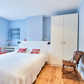 sunny room with a comfortable double bed in a shared house for young professionals in Brussels