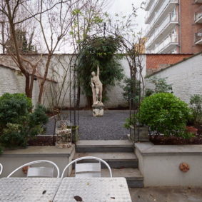 nice terrace and lovely garden in a shared house well-located in Brussels