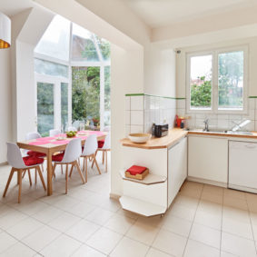 fully equipped kitchen including oven and microwave in a well-located shared flat for young professionals in Ixelles