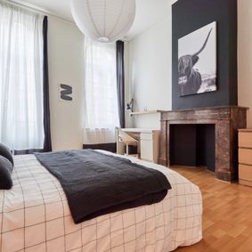 well-decorated room with double bed and a private shower for a tenant in the hottat house in Ixelles