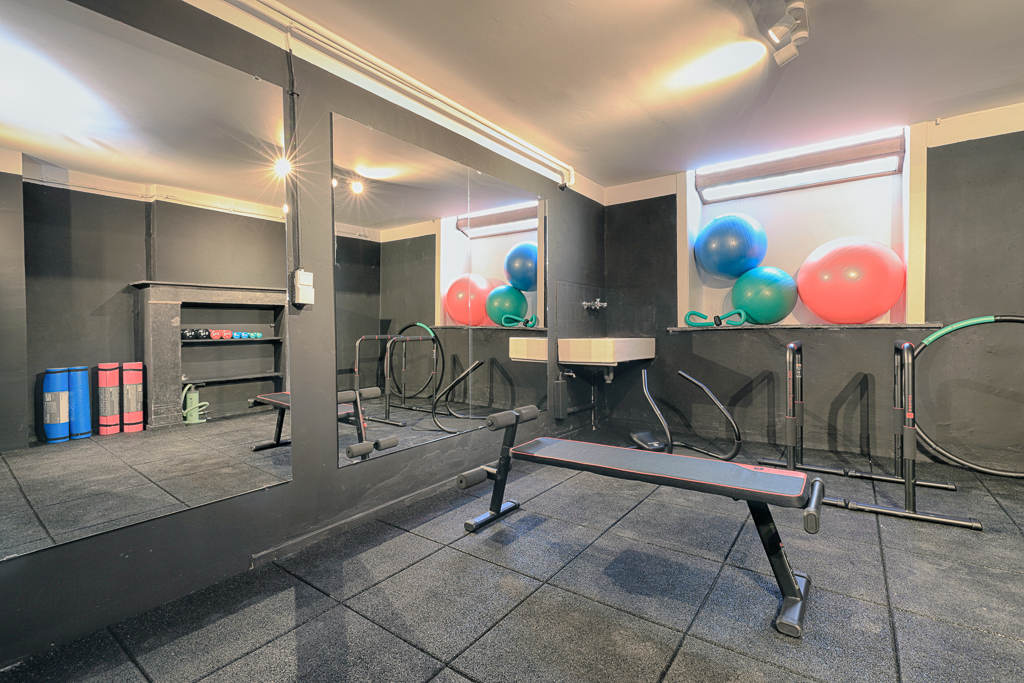 gym in a fully renovated sharedd house in Brussels well-located close to different points of interest