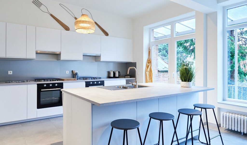 Fully equipped kitchen in a shared house in Brussels to enjoy with young expats