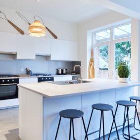 Fully equipped kitchen in a shared house in Brussels to enjoy with young expats