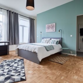 Double bed room with private bathroom fot tenant in a house sharing community in Brussels