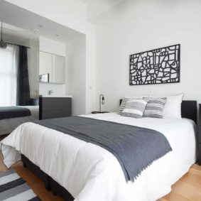 Sunny bedroom with private shower and balcony in the heart of Brussels at walking distance from Schuman and Maelbeek