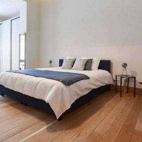Fully furnished room with terrace to rent in Brussels for a couple with private bathroom, bath tub and WC