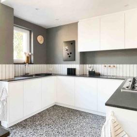 Fully-furnished kitchen with oven, fridge, dishwasher and microwave for a shared space in Brussels with young expats