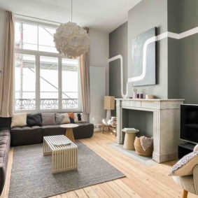 Stylish living room decorated by a Belgian interior design with TV and high speed inernet wifi in a shared house for young expats in Brussels