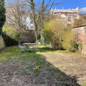 Big garden with terrace, barbecue and furniture for a community of 11 expats in La Chasse