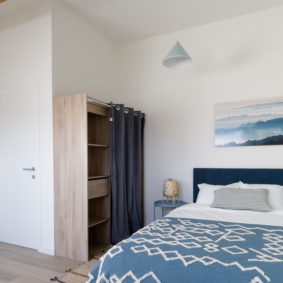 Top floor bedroom with Velux windows with double bed for community-oriented international professionals in a quite neighborhood of Etterbeek
