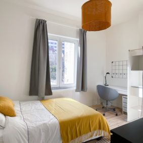 Cute bedroom to rent in in a home shared by international housemates with a huge garden and private bathroom with shower and toilet