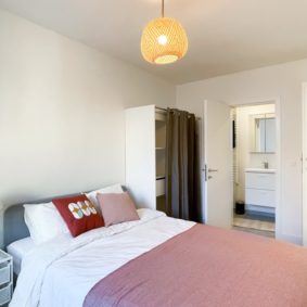 Well-decorated and fully-furnished room in a home rented by community-focused expats close to points of interest