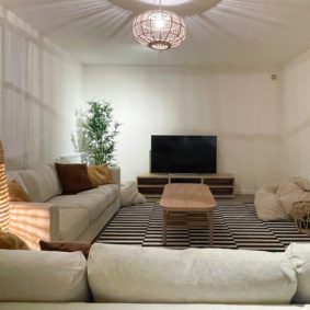 Comfortable TV room with Netflix in spacious equiped shared house in Etterbeek to enjoy with expats