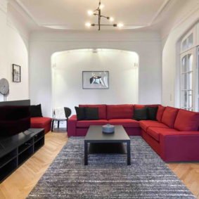 Stylish living room with TV and high speed internet wifi in a well-located house to share with expats