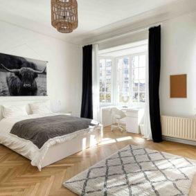 Spacious and sunny room with an office space with private desk and private bathroom in a coliving space near the center of Brussels