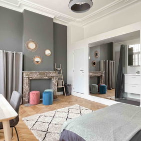 Spacious room with double bed and desk in Brussels in a shared house for community-driven professionals