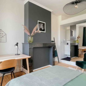 Furnished bedroom with dressing area and private bathroom in co-living house with garden and barbecue in the center of Brussels