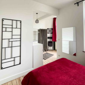 Spacious furnished bedroom with office corner, desk and chair and high speed internet Wi-FI in a shared coliving in Brussels